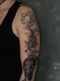 Ein Tattoo von einem Baum mit Wolken und Mond. Dieses Tattoo ist in N&uuml;rnberg entstanden von Roman Schurr.