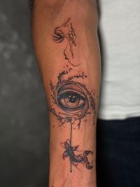 Ein Fineline Tattoo mit einem Auge, einer Ballerina und einem Fisch. Diese Arbeit ist von Roman Schurr aus N&uuml;rnberg.