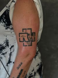 Portr&auml;t-Tattoo von Till Lindemann (Rammstein), erstellt von Roman Schurr in N&uuml;rnberg.