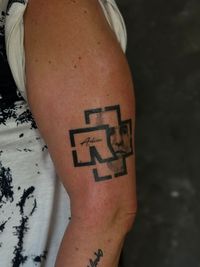 Portr&auml;t-Tattoo von Till Lindemann (Rammstein), erstellt von Roman Schurr in N&uuml;rnberg.