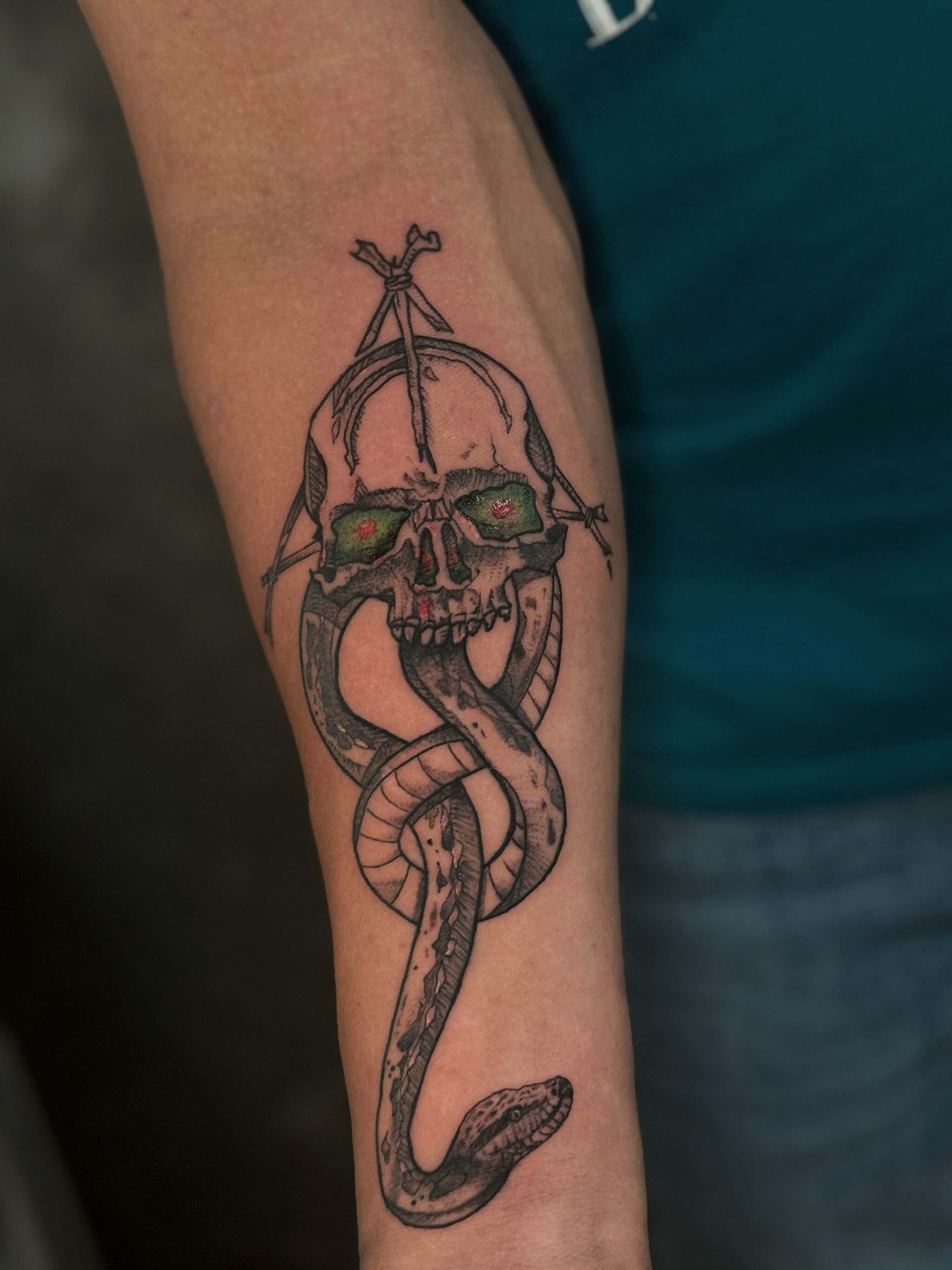 Dark Mark Tattoo am Unterarm Dark Mark Tattoo mit Schädel und Schlange am Unterarm, gestochen von Roman Schurr in Nürnberg.