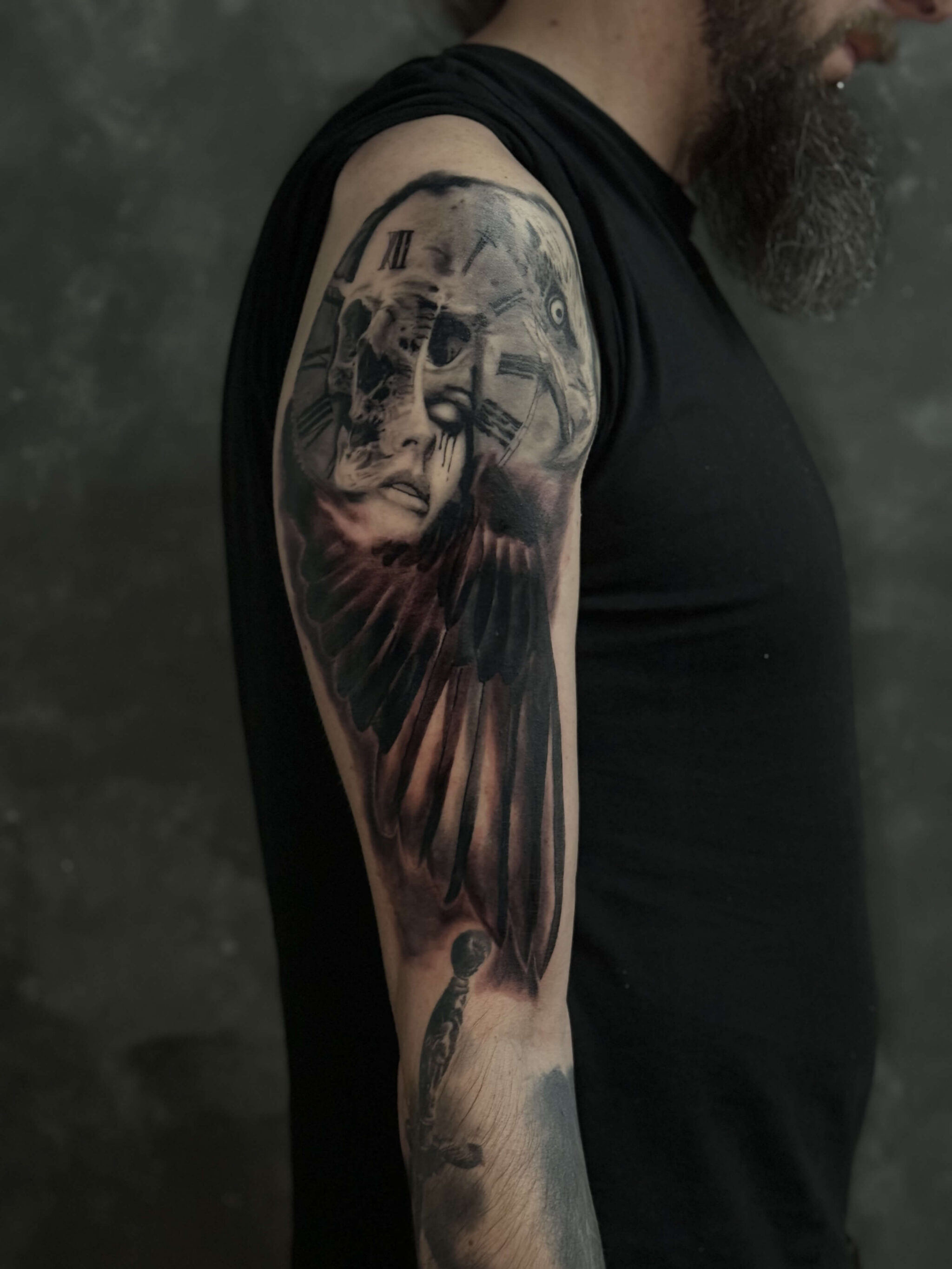 Realismus Tattoo am Oberarm Realistisches Arm Tattoo mit Frauenporträt, Uhr, Schädel und Flügel von Roman Schurr in Nürnberg