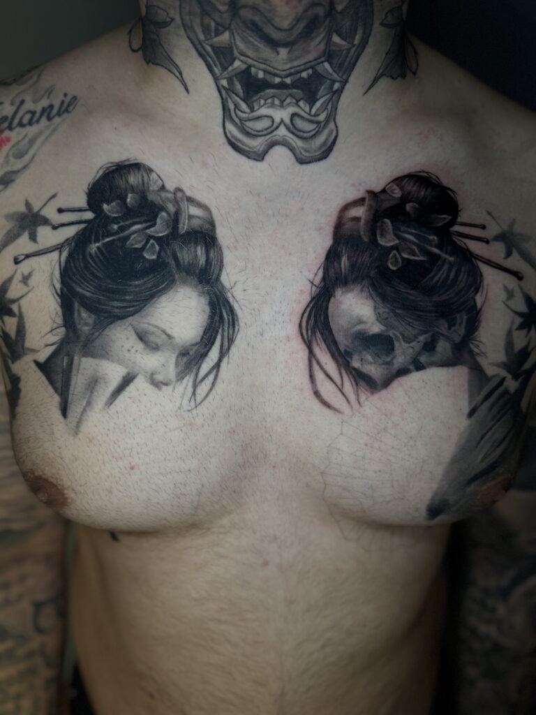 Gesamtansicht eines Brust Tattoos mit Porträt und Totenkopf in Black and Grey