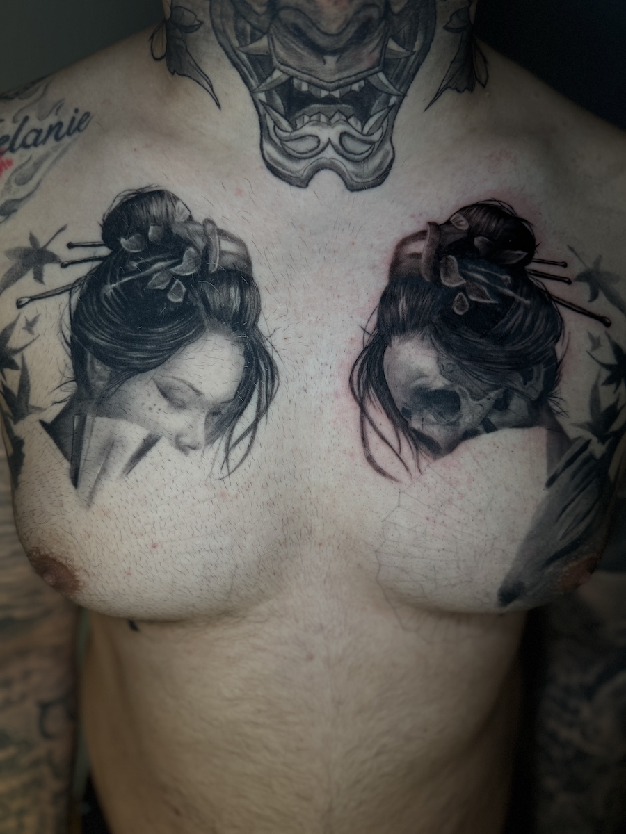 Gesamtansicht eines Brust Tattoos mit Porträt und Totenkopf in Black and Grey